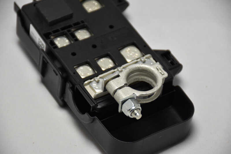 Sicherungshalter zum direkten Anschluss an den Batteriepol - Stromverteiler